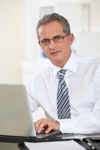 Retrato del hombre de negocios que trabaja en el ordenador portátil —  Fotos de Stock