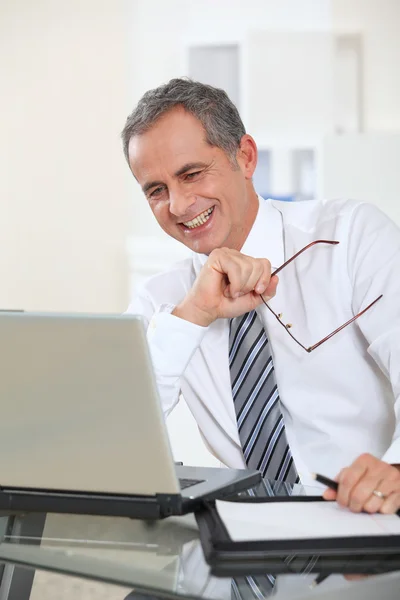 Retrato de homem de negócios trabalhando no computador portátil — Fotografia de Stock