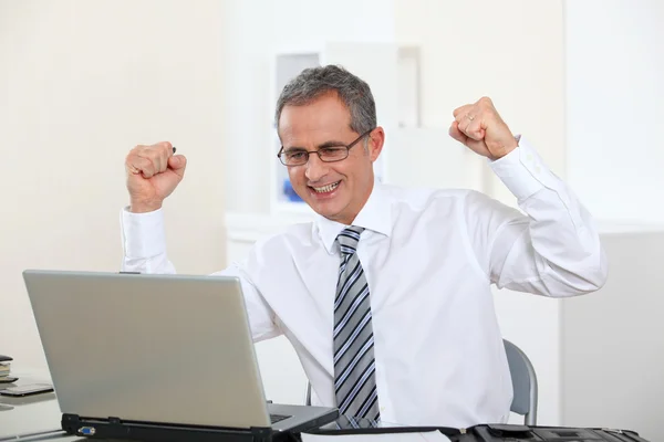 Succesvolle zakenman met armen omhoog — Stockfoto