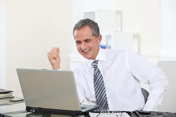 コンピューターの前に笑みを浮かべてビジネスマンの肖像画 — ストック写真