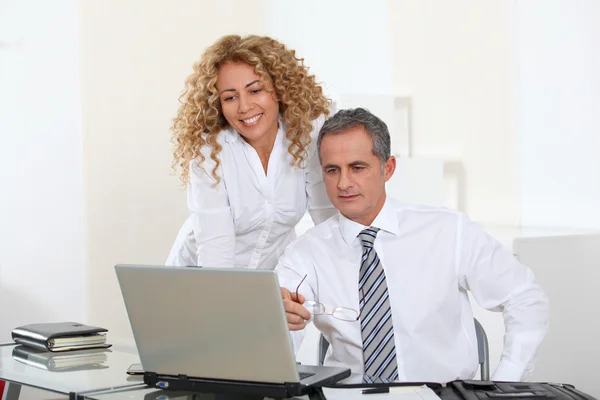 Affärspartners som arbetar på kontoret — Stockfoto