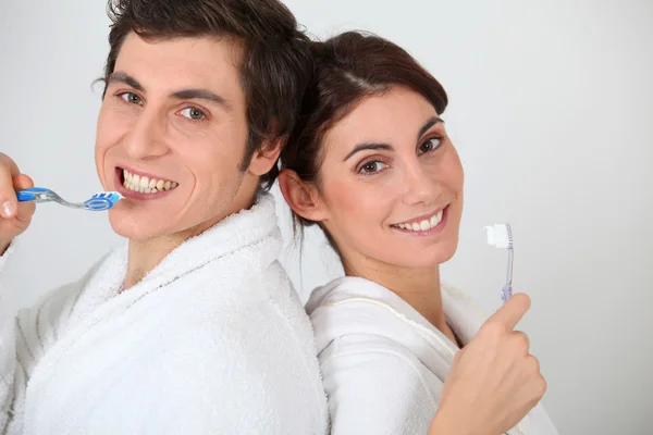 Retrato de pareja cepillarse los dientes — Stockfoto