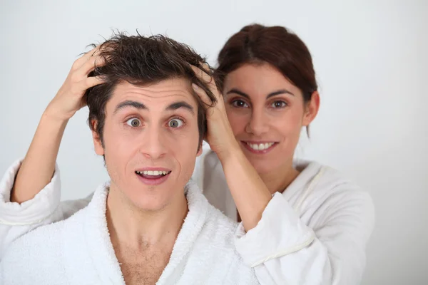 Mujer joven poniendo sus manos en el pelo de su novio —  Fotos de Stock