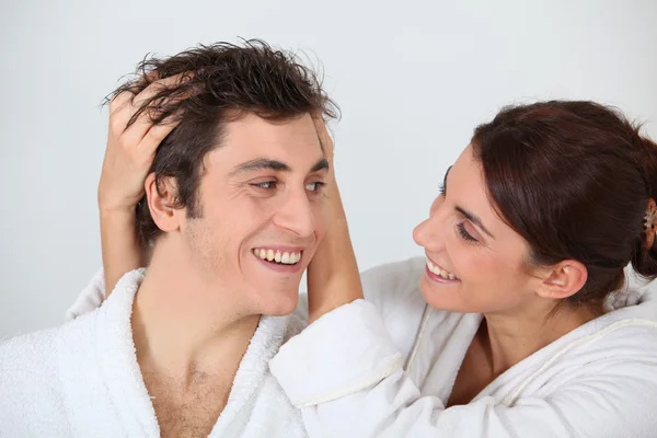 Erkek arkadaşının saç eller genç kadın onu koyarak — Stok fotoğraf