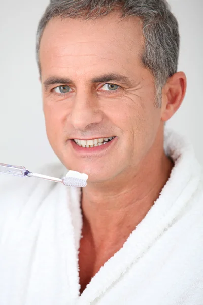 Retrato do homem escovando os dentes — Fotografia de Stock