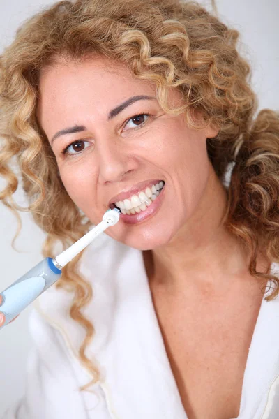 Porträtt av kvinna med elektrisk tandborste — Stockfoto