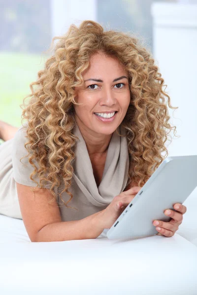 Kvinna hemma använder bärbar dator — Stockfoto