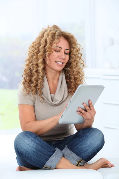 Vrouw thuis met behulp van laptopcomputer — Stockfoto