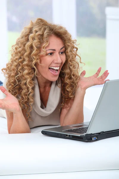 Mujer en casa usando ordenador portátil —  Fotos de Stock