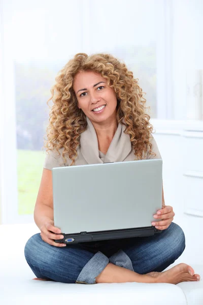 Kadın evde dizüstü bilgisayar kullanarak — Stok fotoğraf