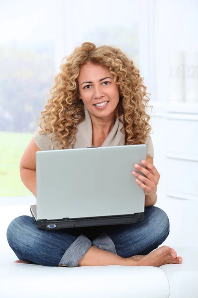 Nő otthon a laptop számítógép segítségével — Stock Fotó