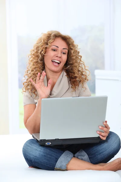 Vrouw thuis met behulp van laptopcomputer — Stockfoto