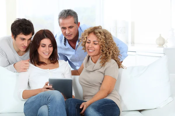 Group of friends sitting in sofa — Stock Photo, Image