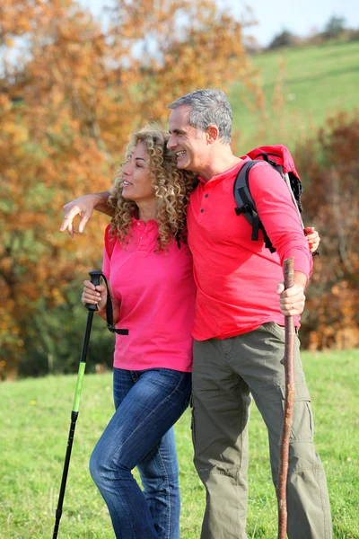 Pasangan pada hari hiking — Stok Foto