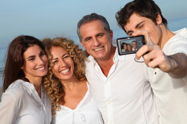 Gruppe von Freunden amüsiert sich am Strand — Stockfoto
