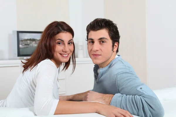 Casal em casa assistindo televisão — Fotografia de Stock