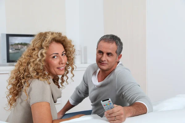 Couple at home watching television — Stock Photo, Image
