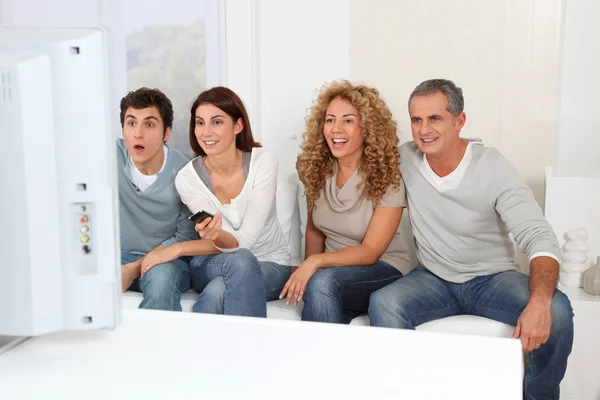 Gruppo di amici seduti sul divano a guardare la tv — Foto Stock