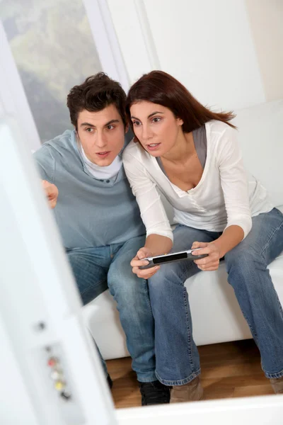 家庭でビデオゲームをしているカップルは — ストック写真