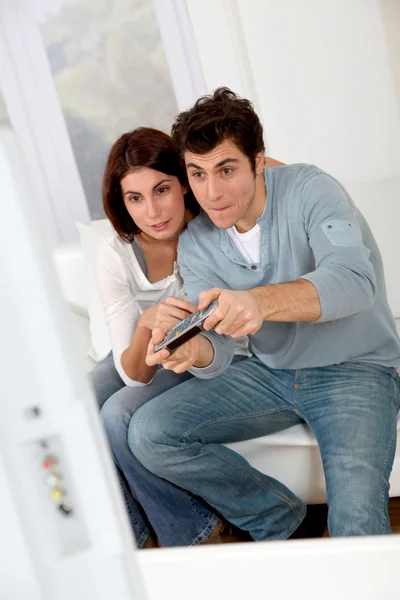 Ζευγάρι που παίζει βιντεοπαιχνίδια στο σπίτι — Φωτογραφία Αρχείου