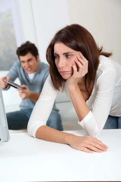 Jovem mulher farta de namorado jogando videogame — Fotografia de Stock