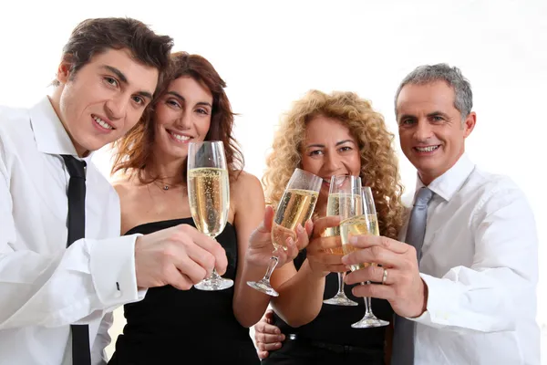 Groupe d'amis applaudissant avec des verres de champagne — Photo