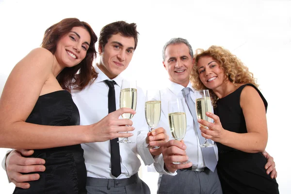 Група друзів підбадьорюють келихами шампанського — стокове фото