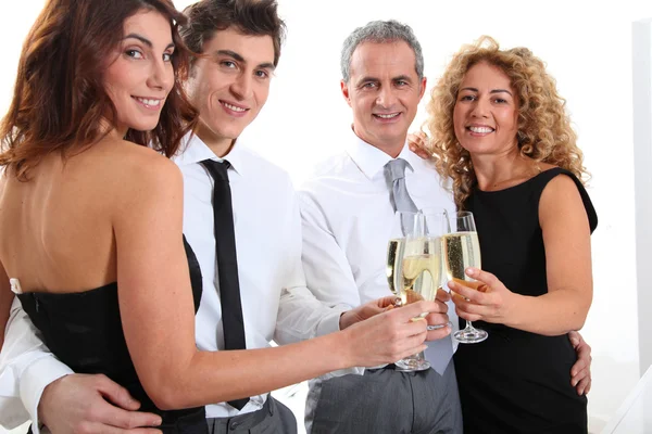 Groep vrienden juichen met glazen van champagne — Stockfoto