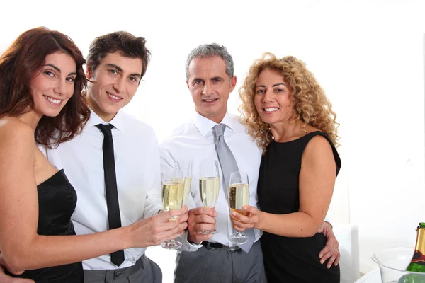 Grupo de amigos animando con copas de champán — Foto de Stock