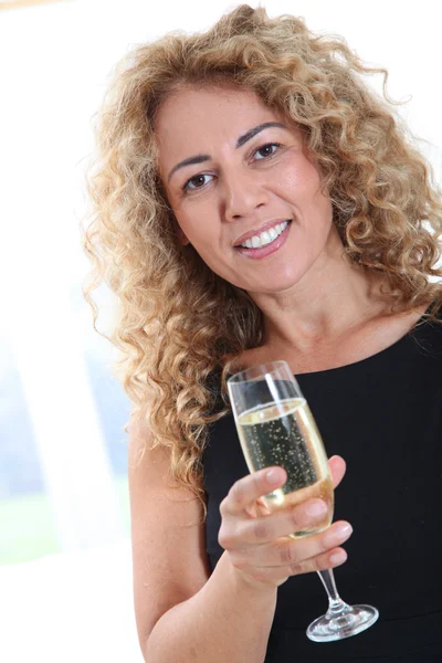Piękna kobieta trzyma kieliszek szampana — Zdjęcie stockowe