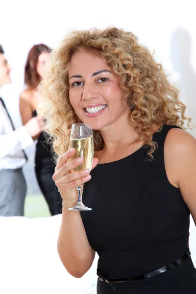 Hermosa mujer sosteniendo copa de champán — Foto de Stock