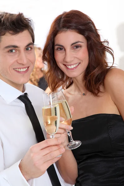 Casal celebrando véspera de Ano Novo — Fotografia de Stock