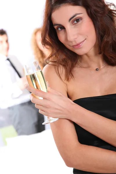 Piękna kobieta uśmiechający się trzyma kieliszek szampana — Zdjęcie stockowe