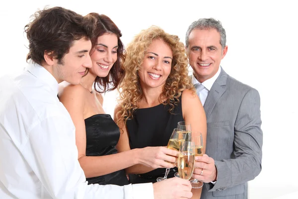 Grupo de amigos animando con copas de champán — Foto de Stock