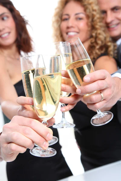 Grupo de amigos aplaudindo com copos de champanhe — Fotografia de Stock