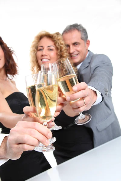 Grupo de amigos aplaudindo com copos de champanhe — Fotografia de Stock