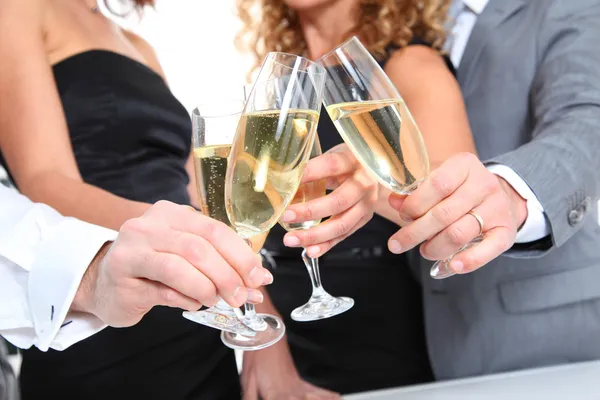 Grupp vänner jublar med glas champagne — Stockfoto