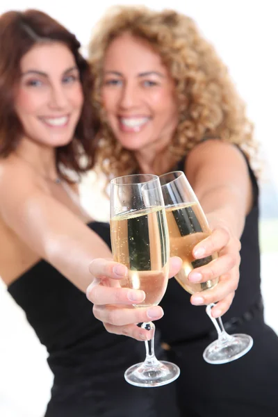 Девушки болеют за бокалы шампанского — стоковое фото
