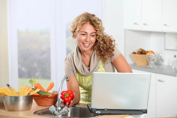 Portrait of woman in home kitchen — Stock Photo, Image