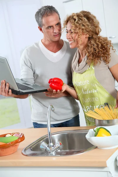 Couple cooking in kitchen — Stock Photo, Image