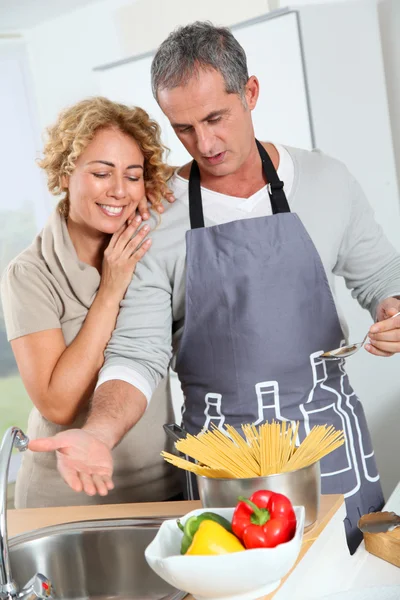 Par matlagning i köket — Stockfoto