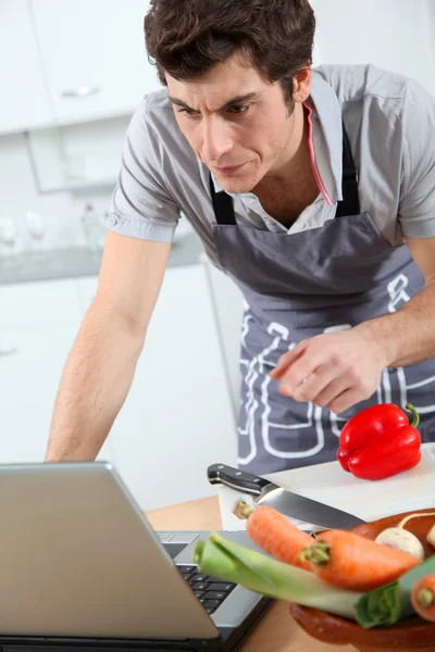 Людина в кухні — стокове фото