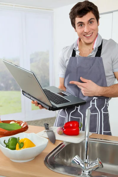 Man in keuken — Stockfoto