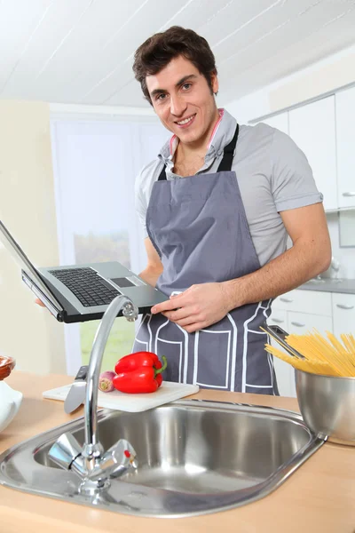 Homme dans la cuisine — Photo