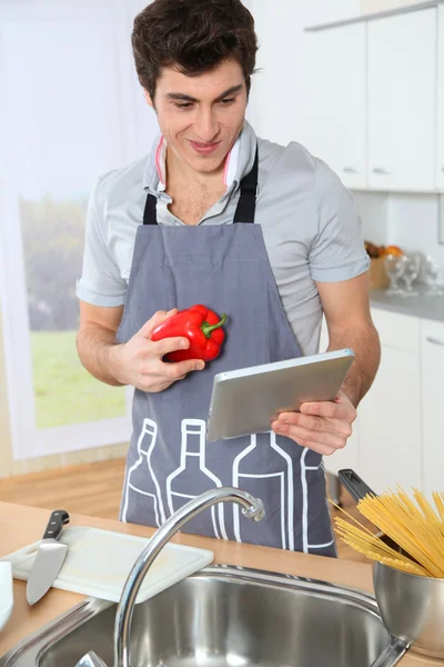 Человек на кухне — стоковое фото