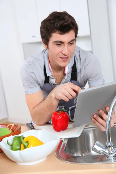 Man in keuken — Stockfoto