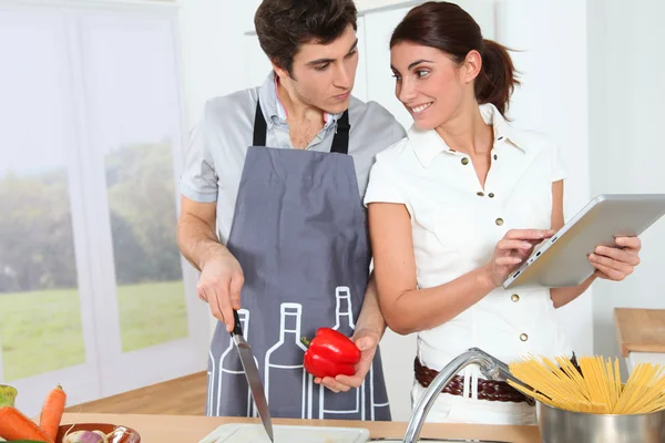 Casal na cozinha — Fotografia de Stock