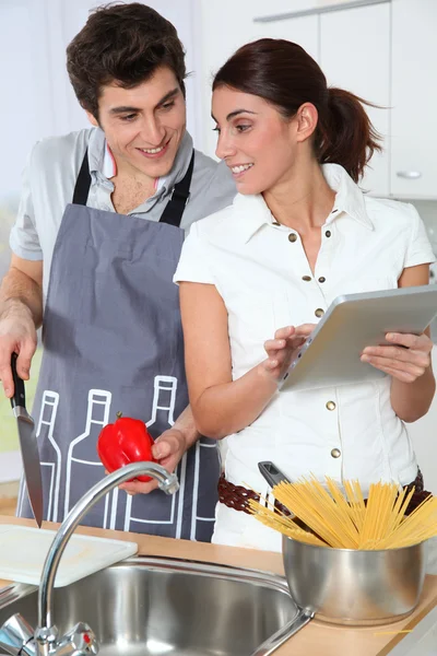 Couple in kitchen — Stock Photo, Image