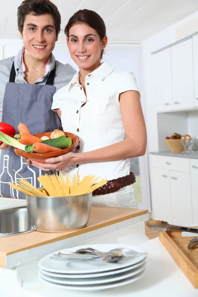 Paar in keuken — Stockfoto