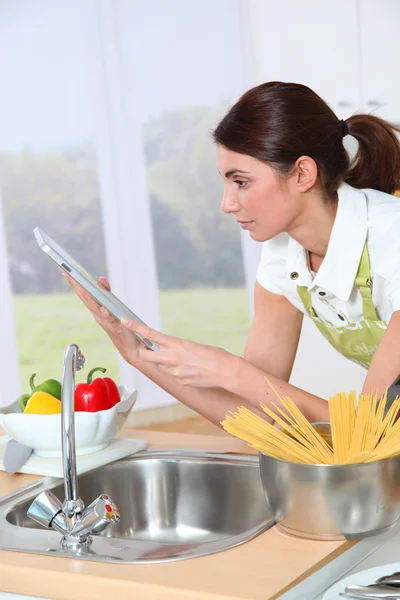 家庭の台所の女性 — ストック写真